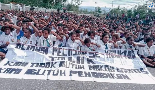 Di Balik Penolakan Makan Gratis di Papua: Ketimpangan Pendidikan dan Trauma Konflik