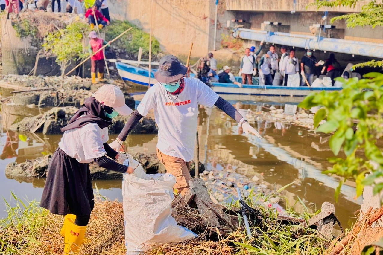 WVI Bersihkan Sampah dan Tanam 1.000 Mangrove di Pesisir Surabaya 